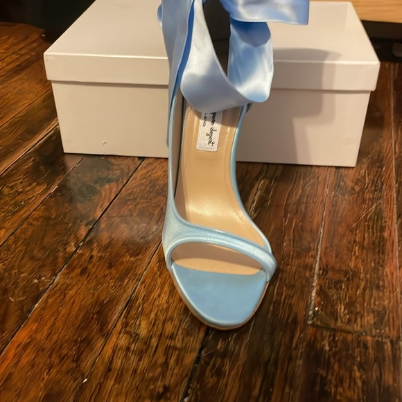Henri Lepore Dezert size 8 blue heels - Picture 9 of 9